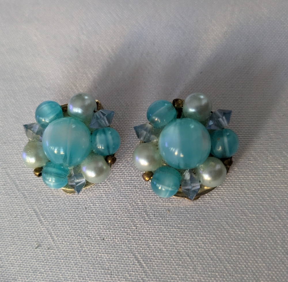 Vintage LISNER Designer signed Blue and White Beads Pearls Cluster Clip Earrings